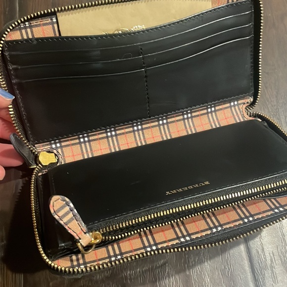 Small Scale Check And Leather Ziparound Wallet- MINT CONDITION, NWOT - Picture 4 of 6